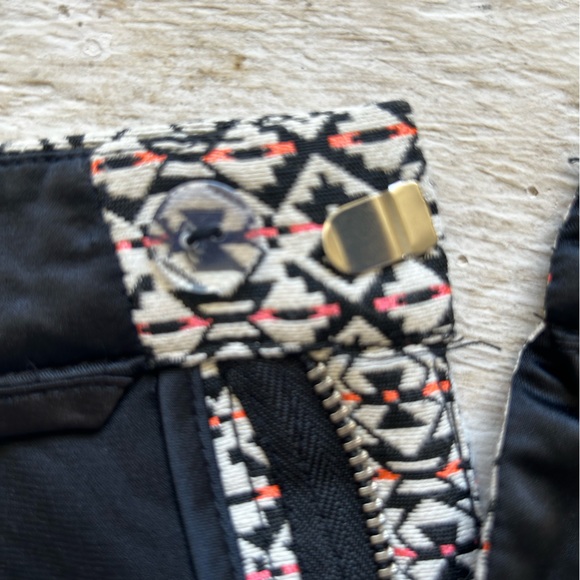 TART COLLECTIONS, IKAT PATTERN SHORTS - Picture 5 of 9